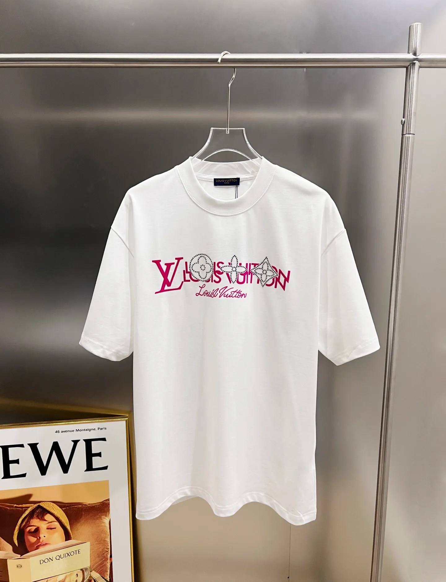 🅿️190 1v Louis* 2025 autumn and winter new style, classic letter three-dimensional foam printing + hot silver pearl diamond craft design, high-end version! Highly breathable and comfortable, customized double yarn plain cotton fabric. Short-sleeved T-shirt. Same style for men and women. Sizes S M L XL XXL Five sizes black white